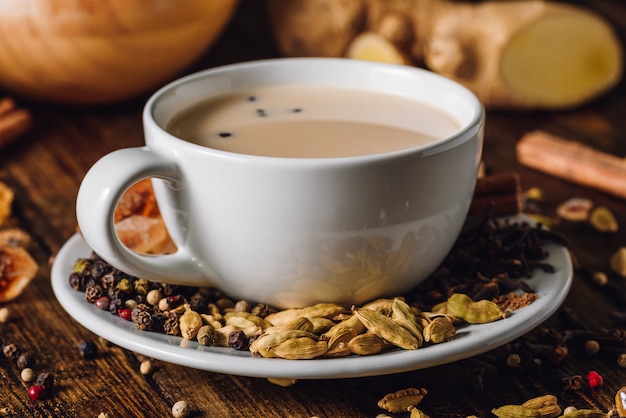 Weiße Tasse Masala Chai