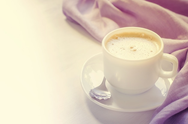 Weiße Tasse Morgenkaffee oder Cappuccino.