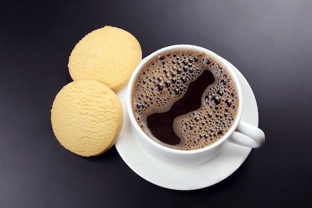 Weiße Tasse schwarzen Kaffee mit Keksen