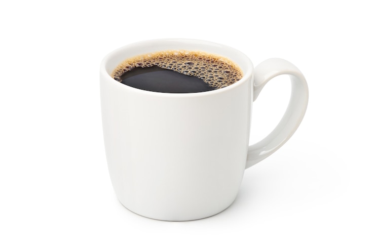 Weiße Tasse schwarzen Kaffees lokalisiert auf Weiß