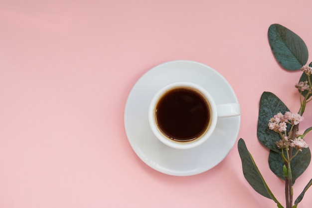 Weiße Tasse starken Kaffees auf Rosa