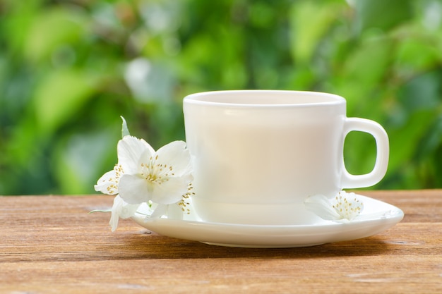 Weiße Tasse Tee mit Jasmin