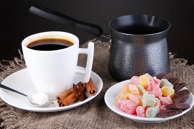 Weiße Tasse türkischen Kaffee mit rahat Freude und Kaffeemaschine auf Holztisch