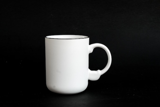 Weiße Tasse Weiße Tasse mit rotem Herzen für Tee oder Kaffee im Hintergrund