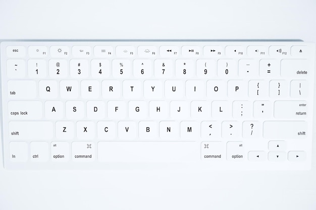 Weiße Tastatur mit weißen Tasten