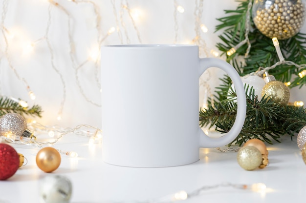 Weiße Teetasse aus Keramik mit Weihnachtsschmuck und leerem Platz für Ihr Designmodell für Weihnachten