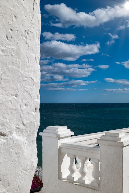 Weiße Terrasse mit Blick auf das Mittelmeer