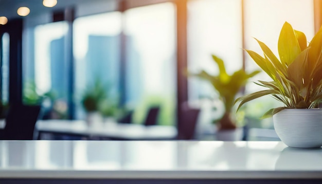 Weiße Tischplatte in einem luftigen Büro mit Panoramafenstern, die Klarheit, Professionalität und Mode symbolisieren