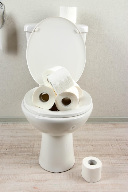 Foto weiße toilettenschüssel mit toilettenpapier in einem badezimmer