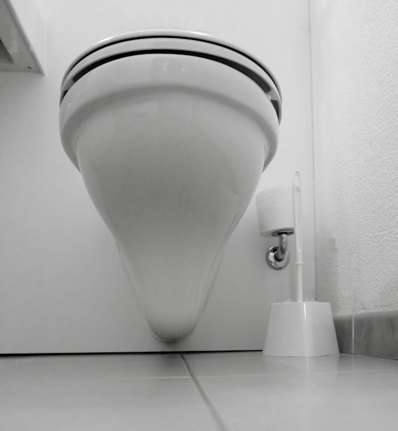 Weiße Toilettenschüssel