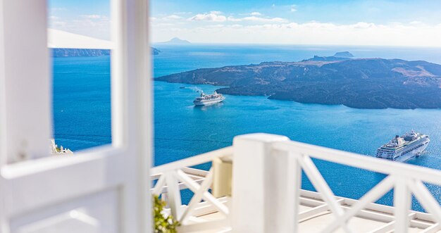 Weiße Treppen auf der Insel Santorini Griechenland Schöne Aussicht auf das Caldera-Meer mit Kreuzfahrtschiffen