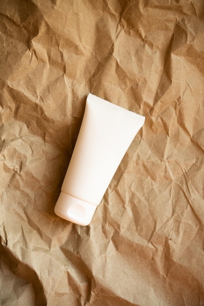 Weiße Tube mit Creme-Mockup-Design, fertige Verpackung für Kosmetik- und Pflegeprodukte