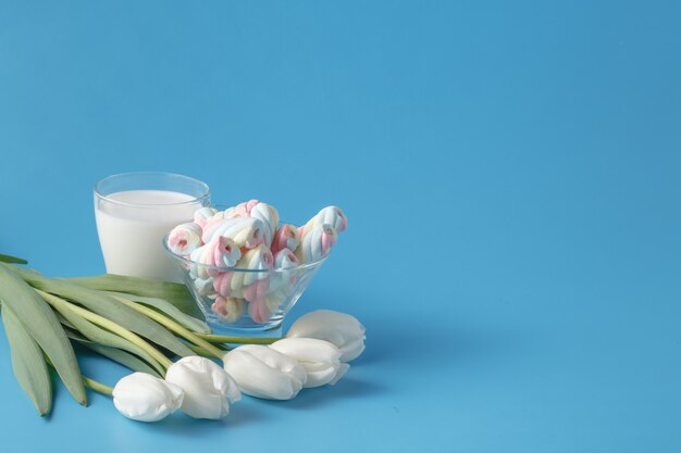 Weiße Tulpen mit gedrehten Marshmallows