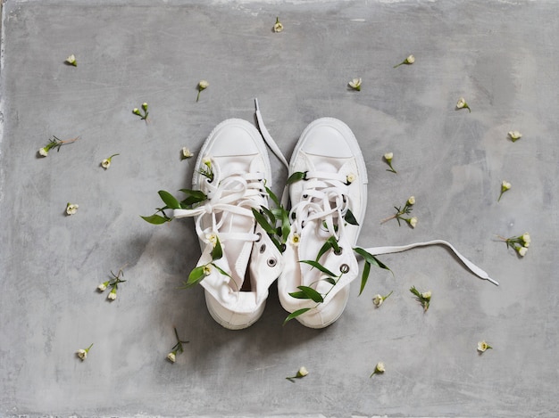 Weiße Turnschuhe mit weißen Blumen im Inneren