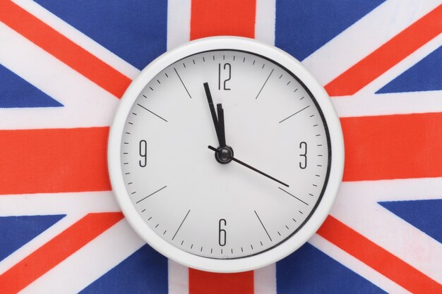 Weiße Uhr auf dem Hintergrund der Flagge Großbritanniens