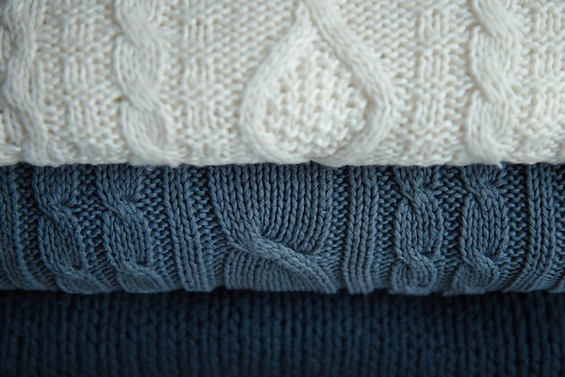 Weiße und blaue Pullover