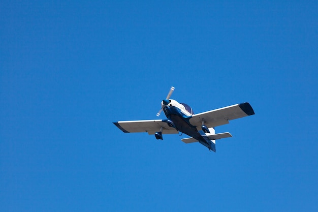 Weiße und blaue Zivilflugzeuge in der Luft