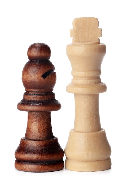 Weiße und braune hölzerne Schachfiguren auf Weiß