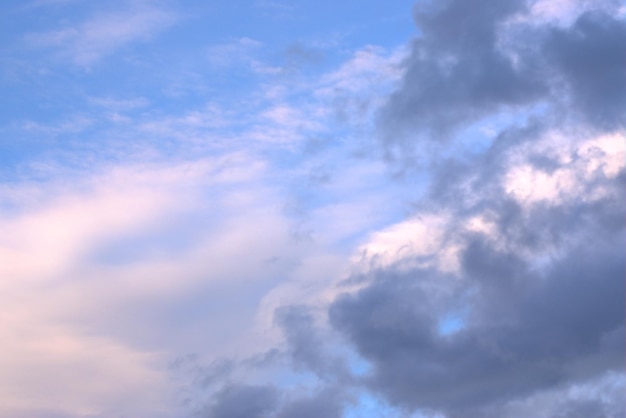 Weiße und dunkle Wolken schweben über den blauen Himmel auf dem Bildschirmschoner des Hintergrundbanners aufeinander zu