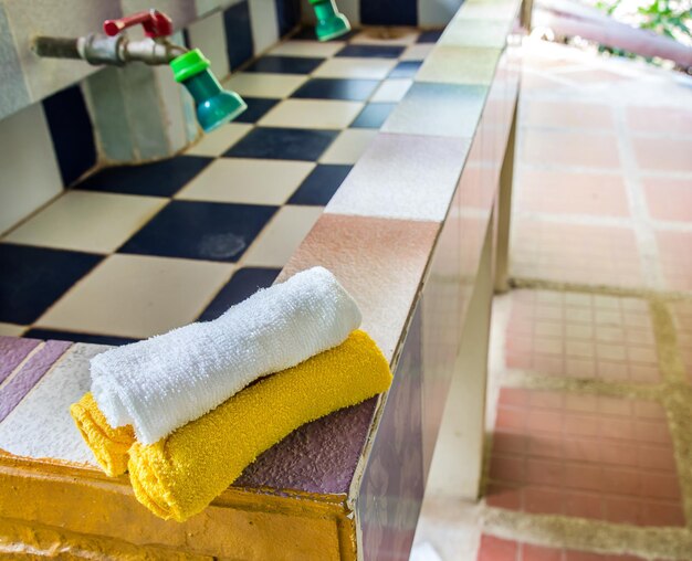 Weiße und gelbe Handtücher auf dem Waschbecken im Badezimmer