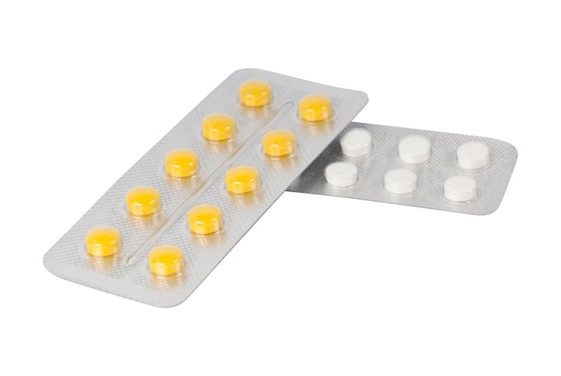 weiße und gelbe Pils-Tabletten in Blisterverpackung