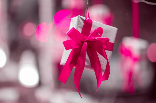 Weiße und rosa Geschenkbox