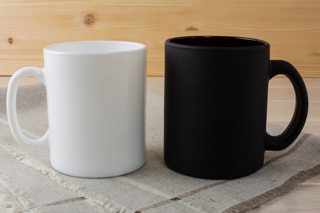 Weiße und schwarze Kaffeetasse