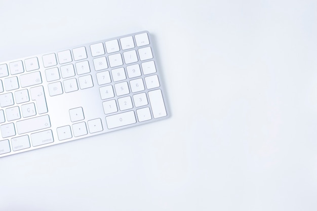 Weiße und silberne kabellose moderne Tastatur auf Weiß