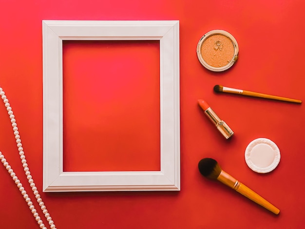 Weiße vertikale Kunstrahmen-Make-up-Produkte und Perlenschmuck auf orangefarbenem Hintergrund als Flatlay-Design-Kunstdruck oder Fotoalbum