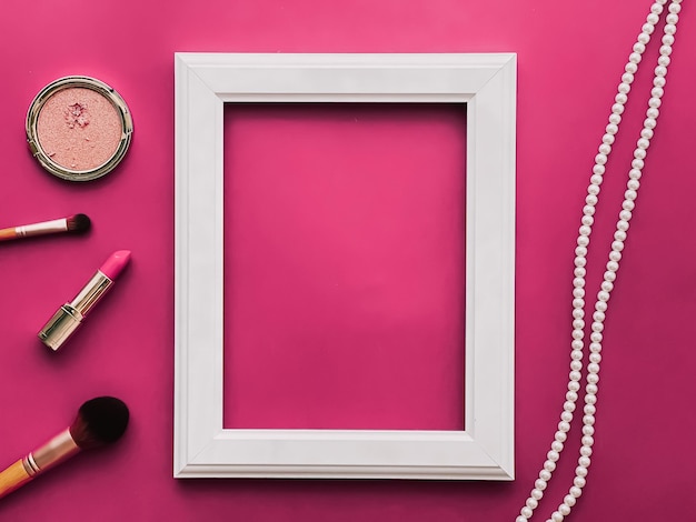 Weiße vertikale Kunstrahmen-Make-up-Produkte und Perlenschmuck auf rosa Hintergrund als Flatlay-Design-Kunstdruck oder Fotoalbum