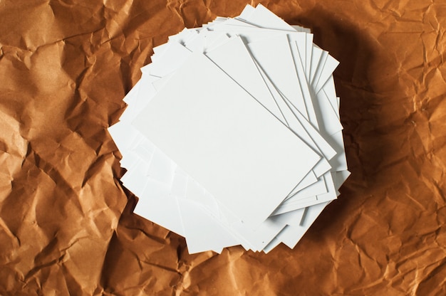 Weiße Visitenkarten der Nahaufnahme Auf braunem Papier angeordnet