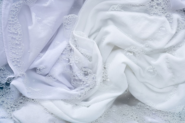 Weiße Wäsche in pulverförmigem Waschmittel einweichen