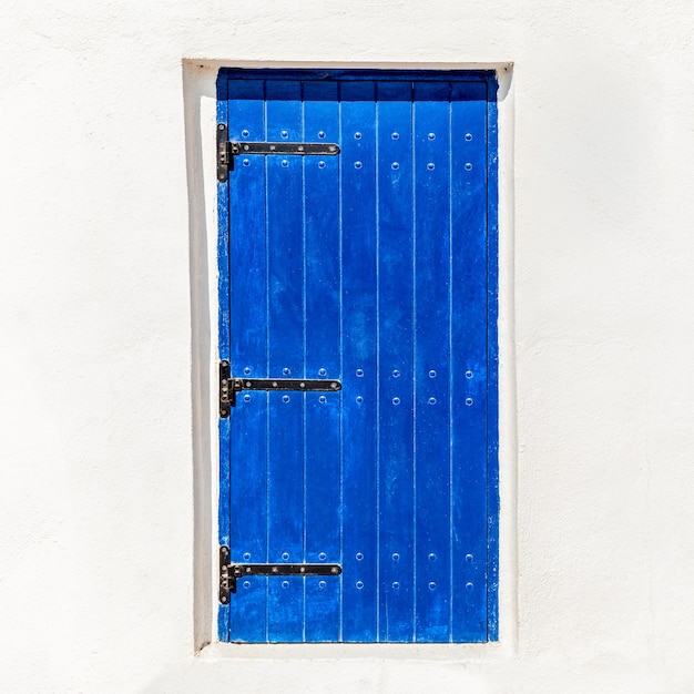 Weiße Wand mit blauer Tür