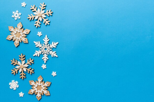 Foto weiße weihnachtsschneeflocken der zusammensetzung des neuen jahres. weihnachtsdekorhintergrund mit tannenzapfen. draufsicht mit kopienraum