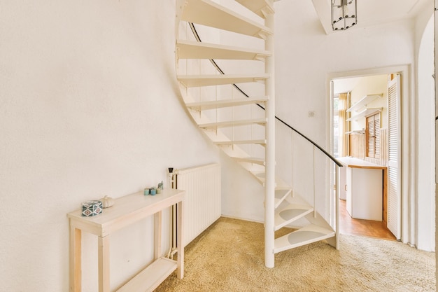 Weiße Wendeltreppe in moderner Wohnung