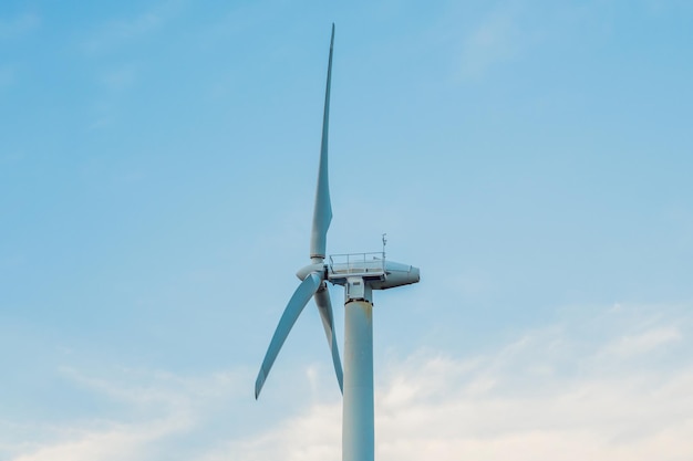 Weiße Windmühle gegen bewölkten Himmel mit Exemplar.