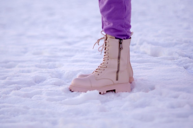 Weiße Winterstiefel für Damen, modisches Öko-Leder. Selektiver Fokus