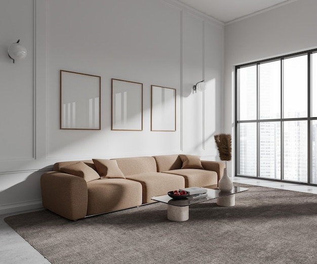 Weiße Wohnzimmerecke mit Couch und Postern