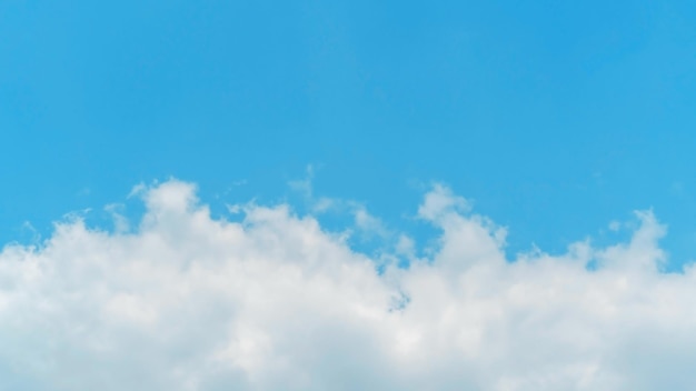 Weiße Wolke am blauen Himmel als Hintergrund