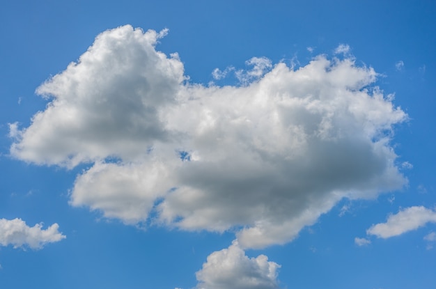 Weiße Wolke am blauen Himmel. Weiße Kumuluswolkenbildung im blauen Himmel, sonniger Sommertag. erstaunliche Wolkenformationen an einem strahlend blauen Himmel. schönes seitlich beleuchtetes Wolkengebilde-Panorama im Sommer