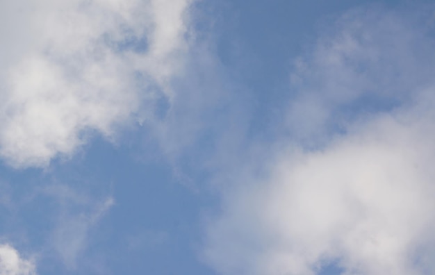 Weiße Wolke am blauen Himmel