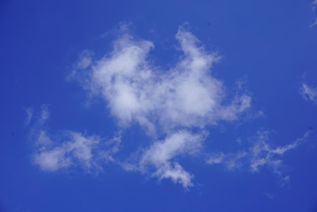 Foto weiße wolke am blauen himmel