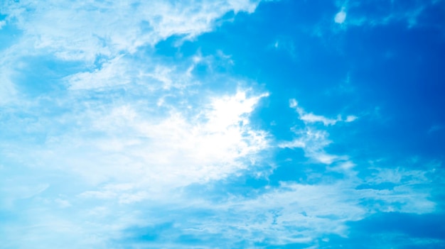 Weiße Wolke am blauen Himmel