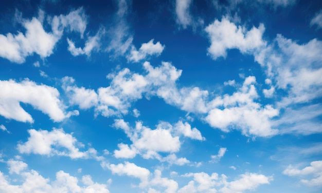 Weiße Wolke am blauen Himmel