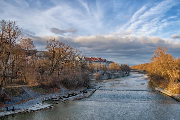 Weiße Wolke auf Hintergrund des blauen Himmels mit Sonnenschein