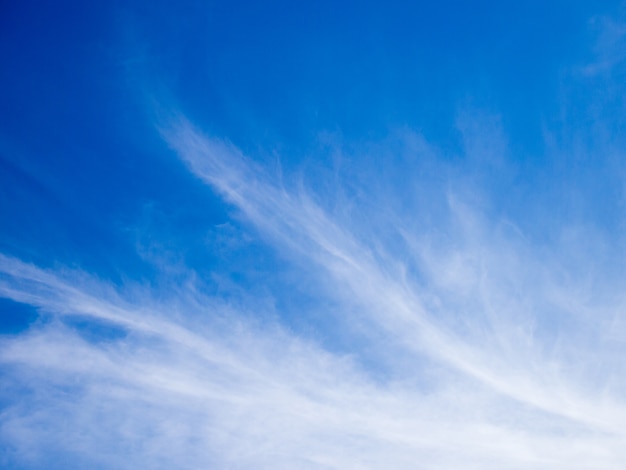 Weiße Wolke auf schönen Hintergrund des blauen Himmels