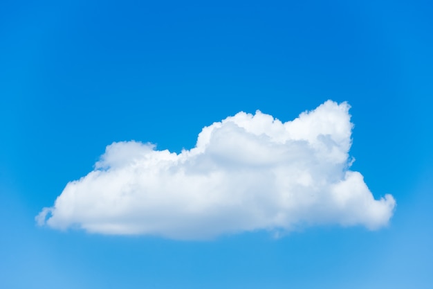 Weiße Wolke gegen einen blauen Himmel