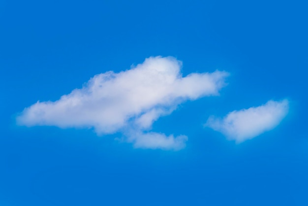 Weiße Wolke im blauen Himmel isoliert