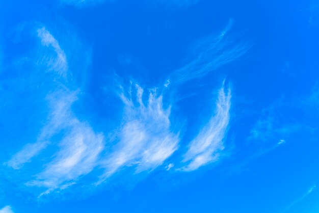 Weiße Wolke im blauen Himmel