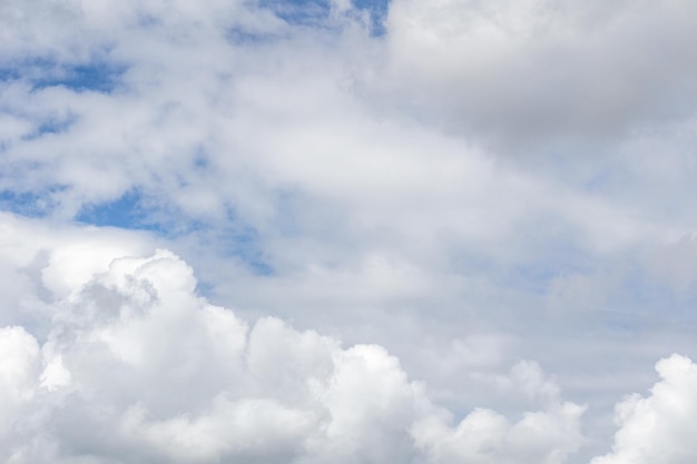 Weiße Wolke in der Sommerzeit des blauen Himmels